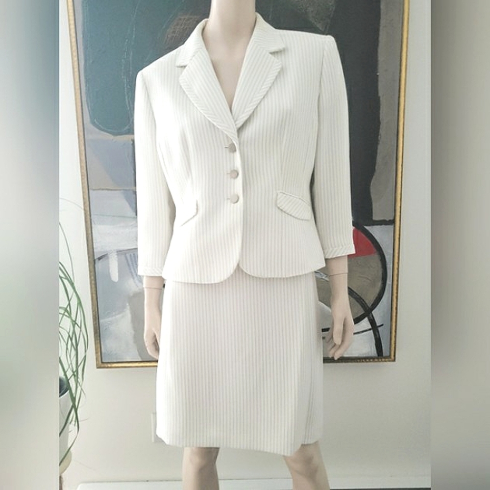🎈Host Pick🎈Tahari | Pinstriped Skirt Suit with Fishtail Pleats